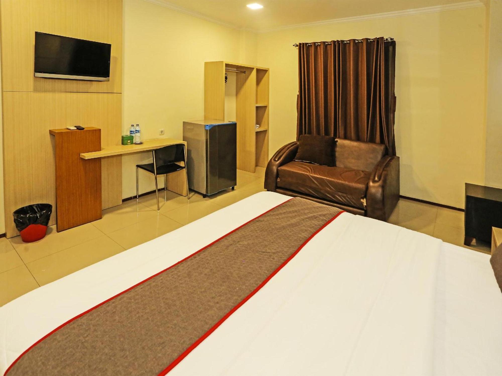 Super Oyo Townhouse Oak Hotel Fiducia เซอร์ปง ภายนอก รูปภาพ