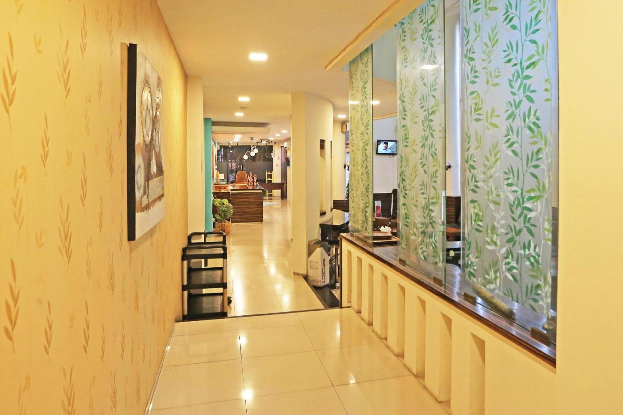 Super Oyo Townhouse Oak Hotel Fiducia เซอร์ปง ภายนอก รูปภาพ