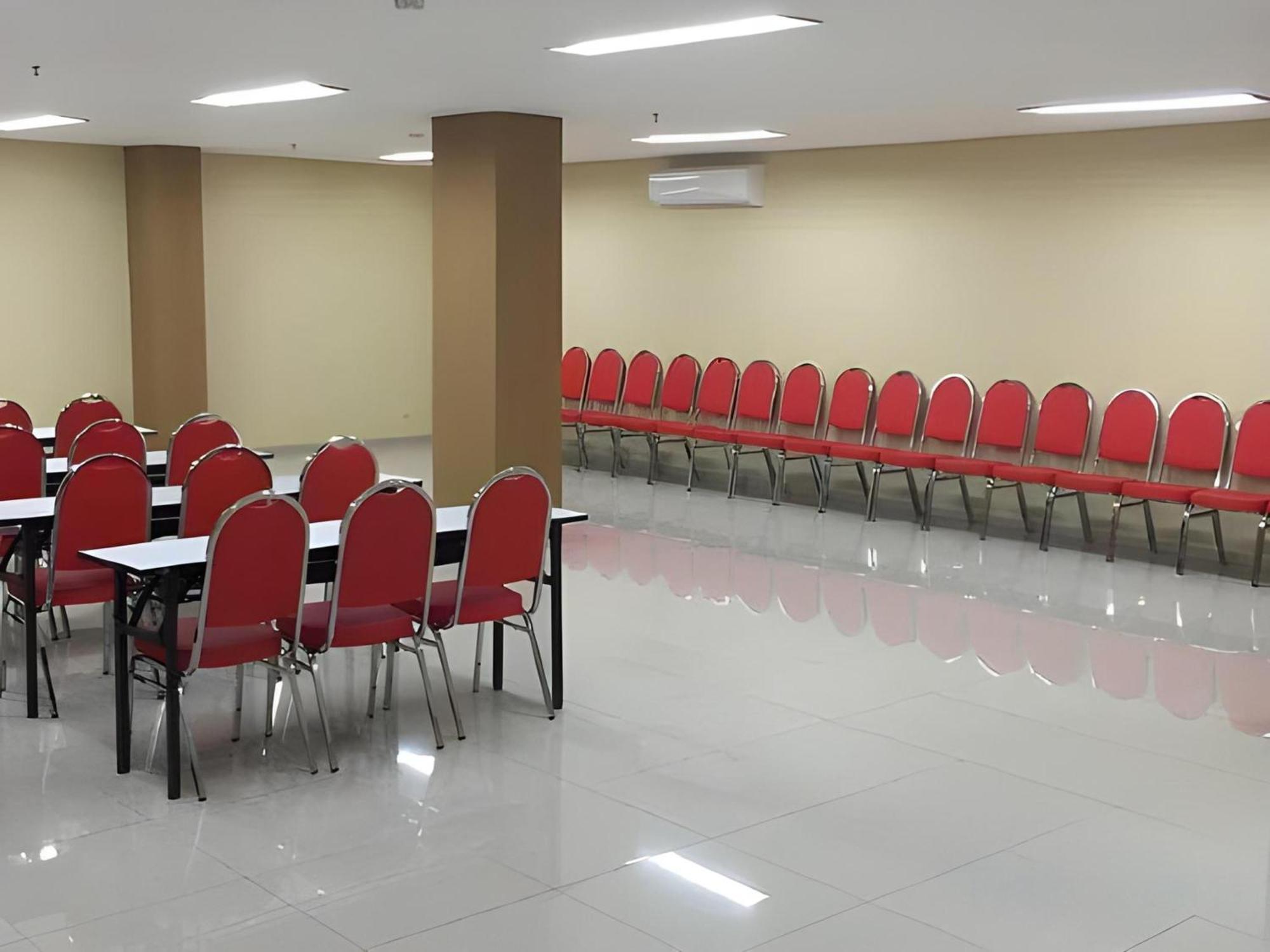 Super Oyo Townhouse Oak Hotel Fiducia เซอร์ปง ภายนอก รูปภาพ