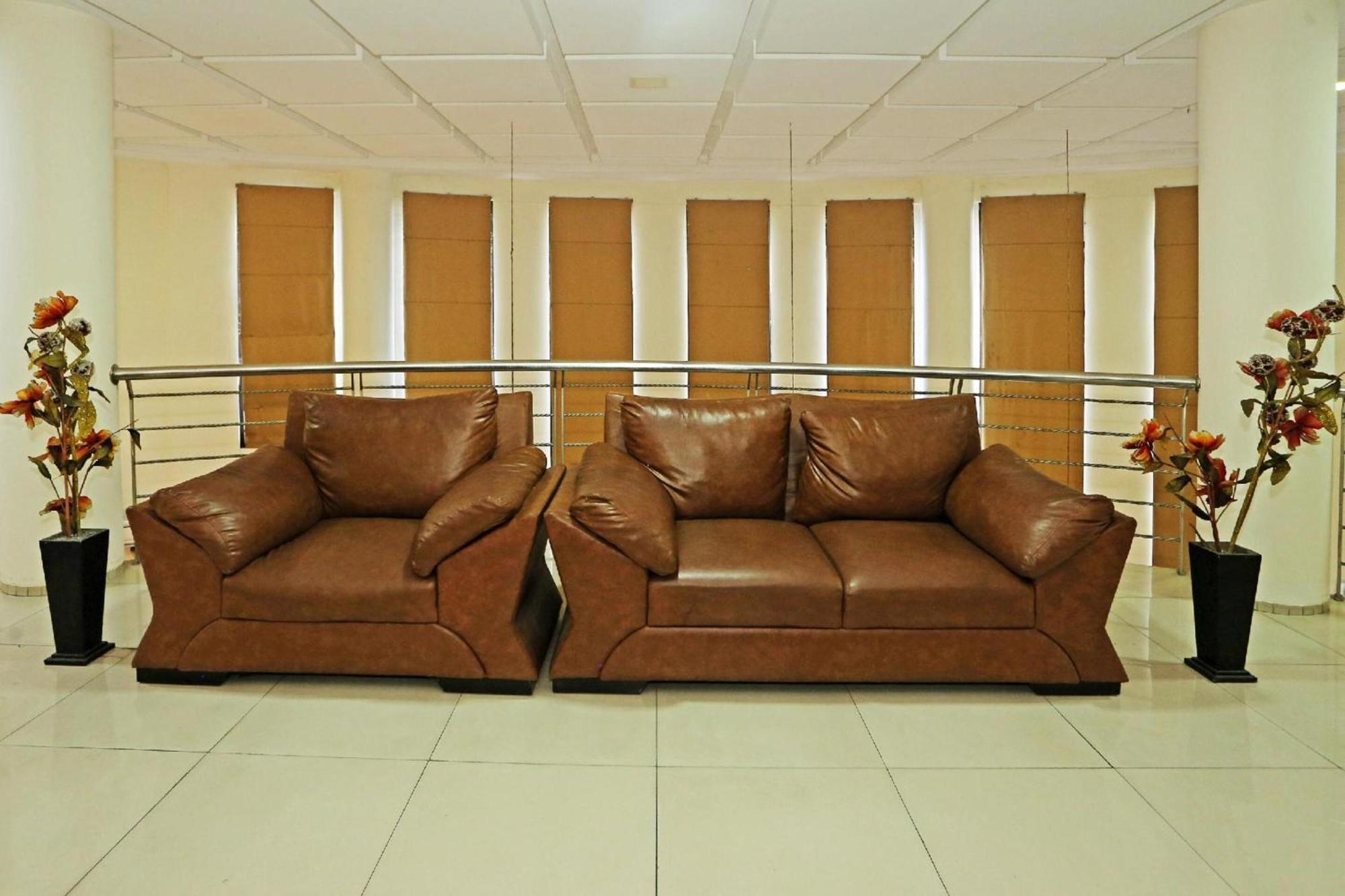 Super Oyo Townhouse Oak Hotel Fiducia เซอร์ปง ภายนอก รูปภาพ
