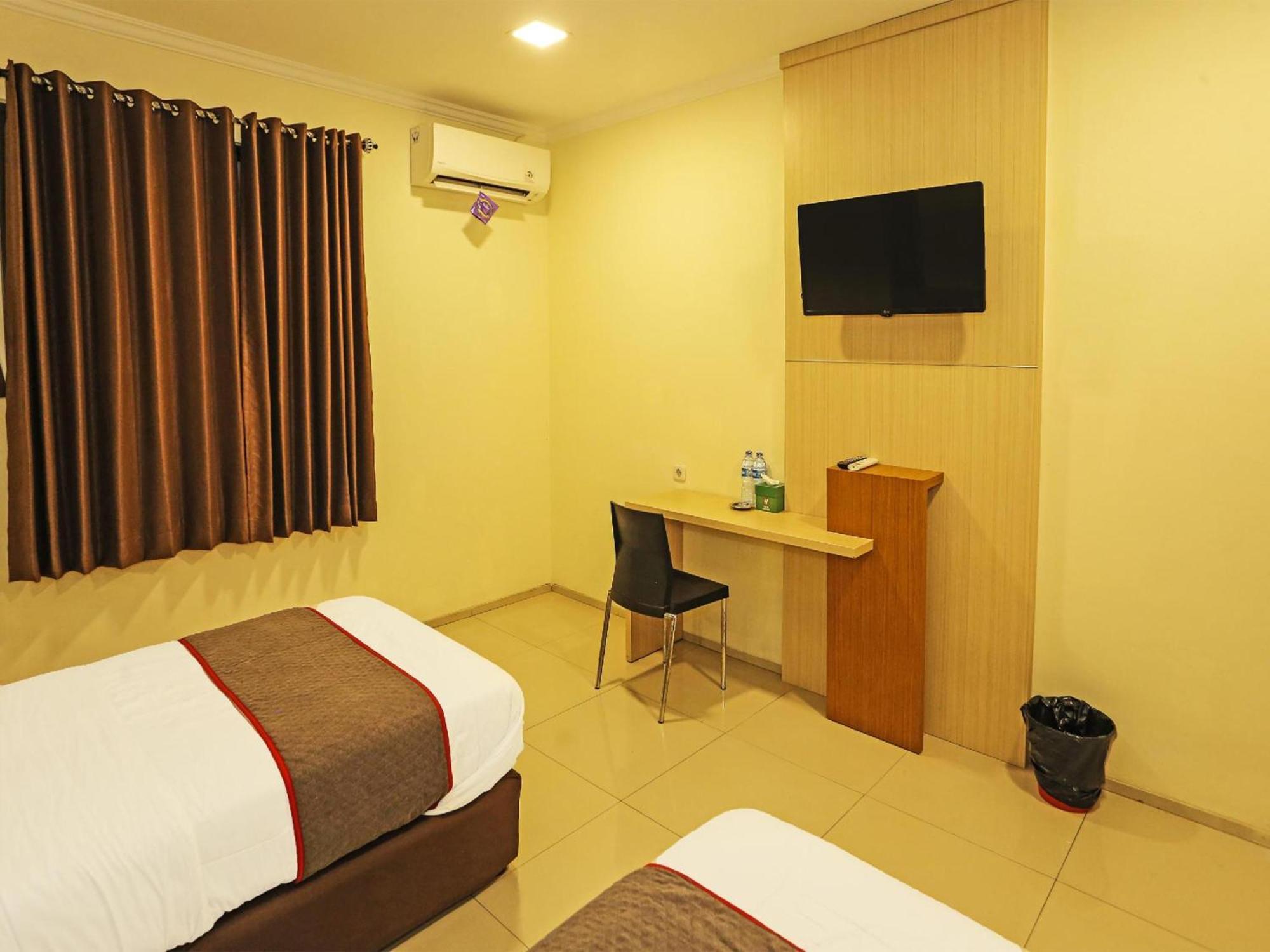 Super Oyo Townhouse Oak Hotel Fiducia เซอร์ปง ภายนอก รูปภาพ