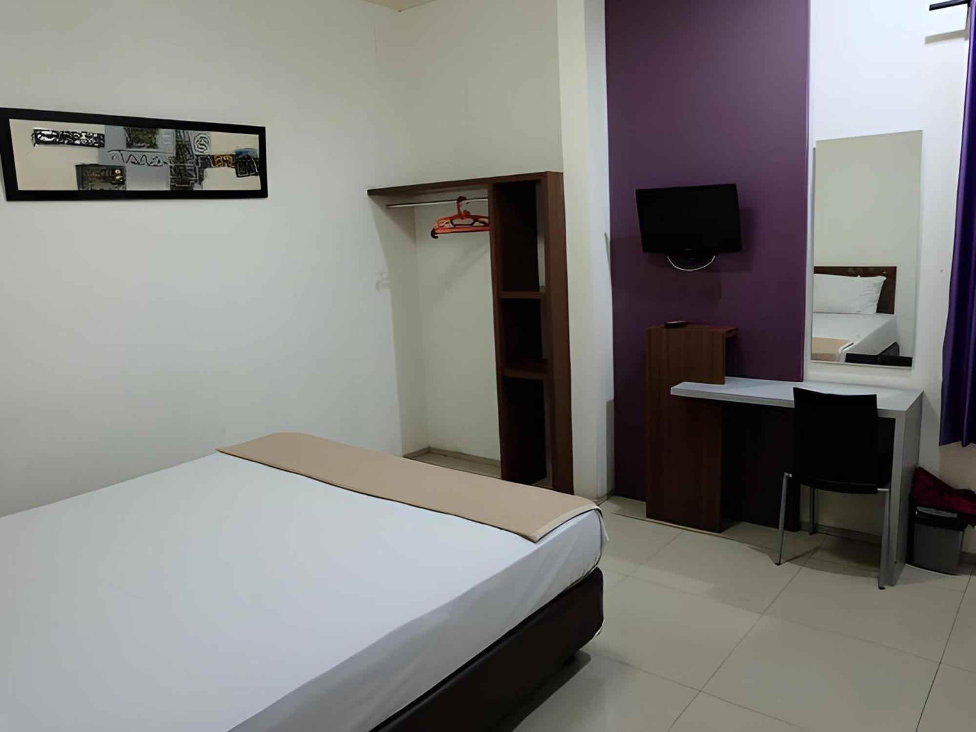 Super Oyo Townhouse Oak Hotel Fiducia เซอร์ปง ภายนอก รูปภาพ