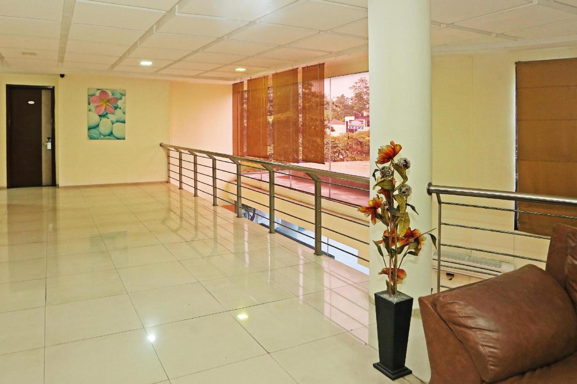 Super Oyo Townhouse Oak Hotel Fiducia เซอร์ปง ภายนอก รูปภาพ