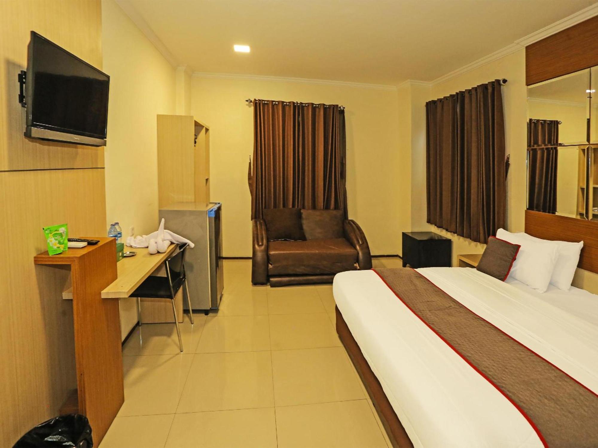 Super Oyo Townhouse Oak Hotel Fiducia เซอร์ปง ภายนอก รูปภาพ
