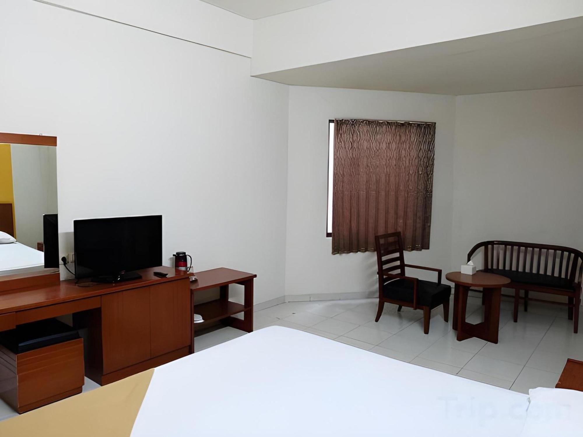 Super Oyo Townhouse Oak Hotel Fiducia เซอร์ปง ภายนอก รูปภาพ