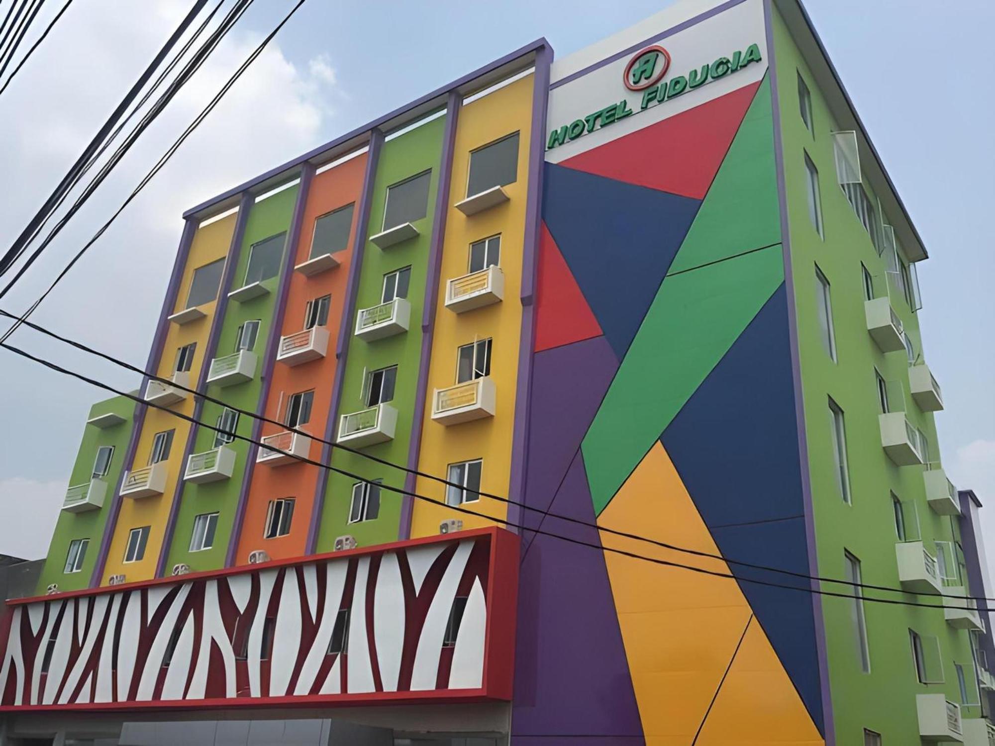 Super Oyo Townhouse Oak Hotel Fiducia เซอร์ปง ภายนอก รูปภาพ
