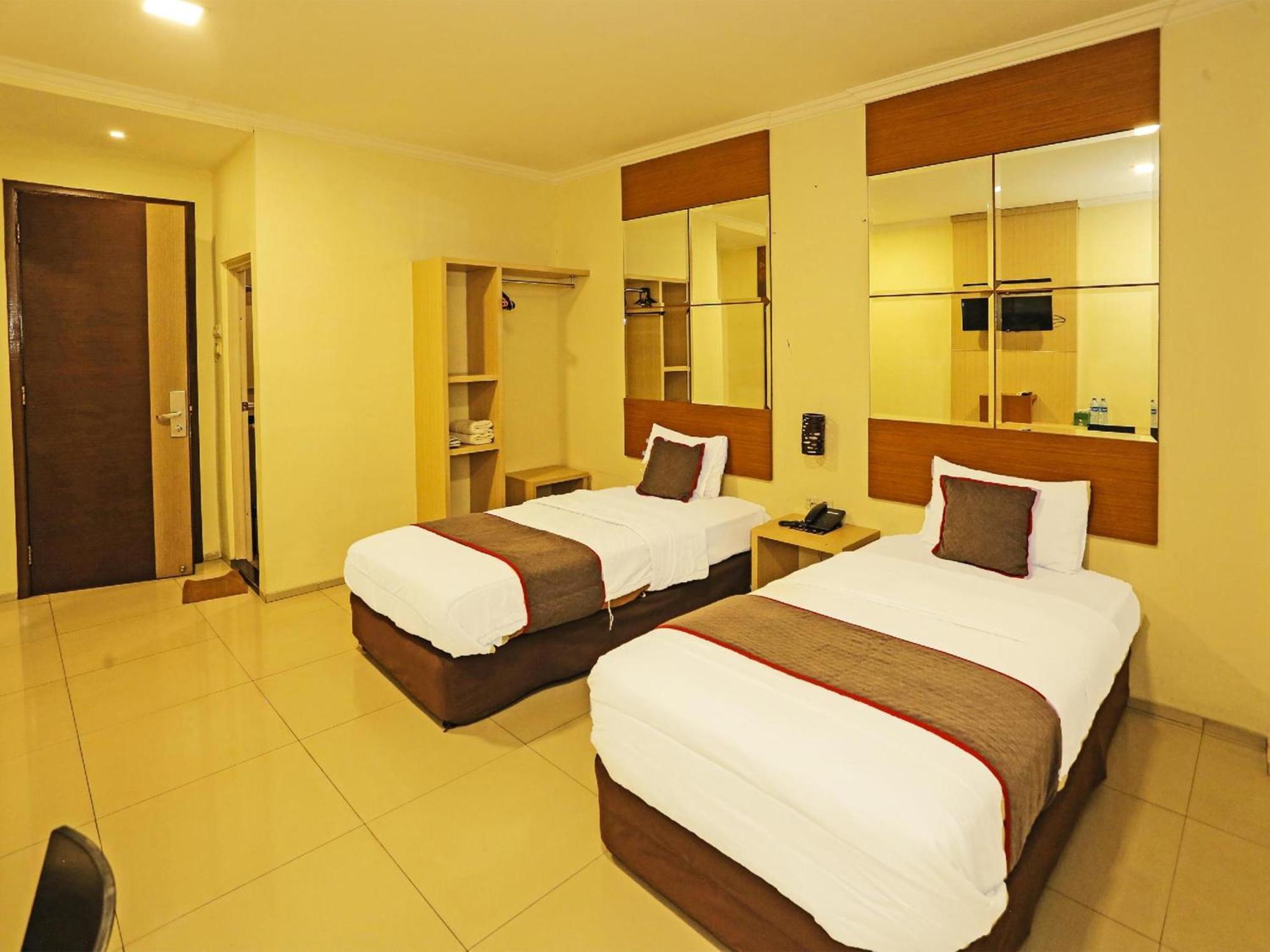 Super Oyo Townhouse Oak Hotel Fiducia เซอร์ปง ภายนอก รูปภาพ