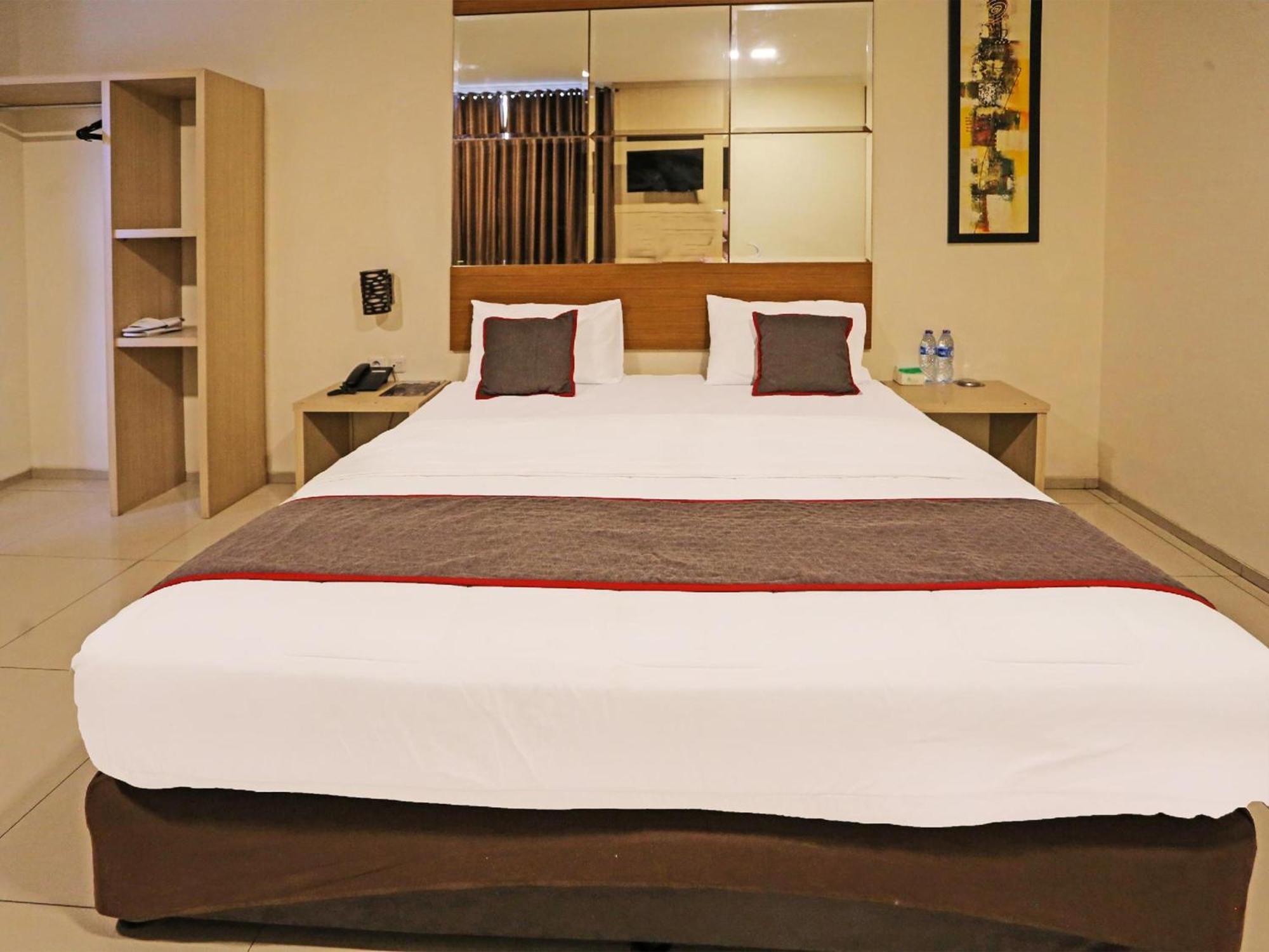 Super Oyo Townhouse Oak Hotel Fiducia เซอร์ปง ภายนอก รูปภาพ