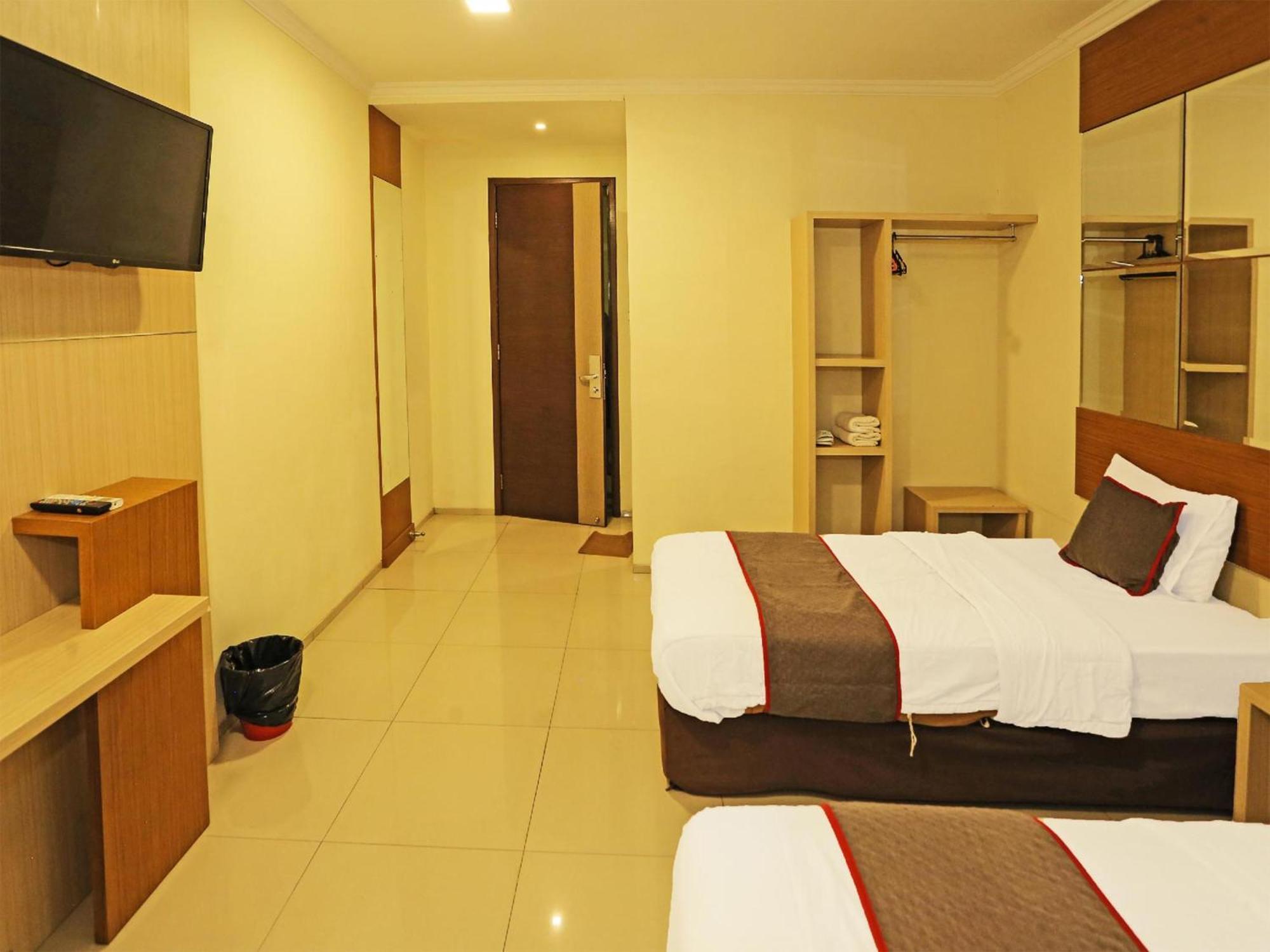 Super Oyo Townhouse Oak Hotel Fiducia เซอร์ปง ภายนอก รูปภาพ